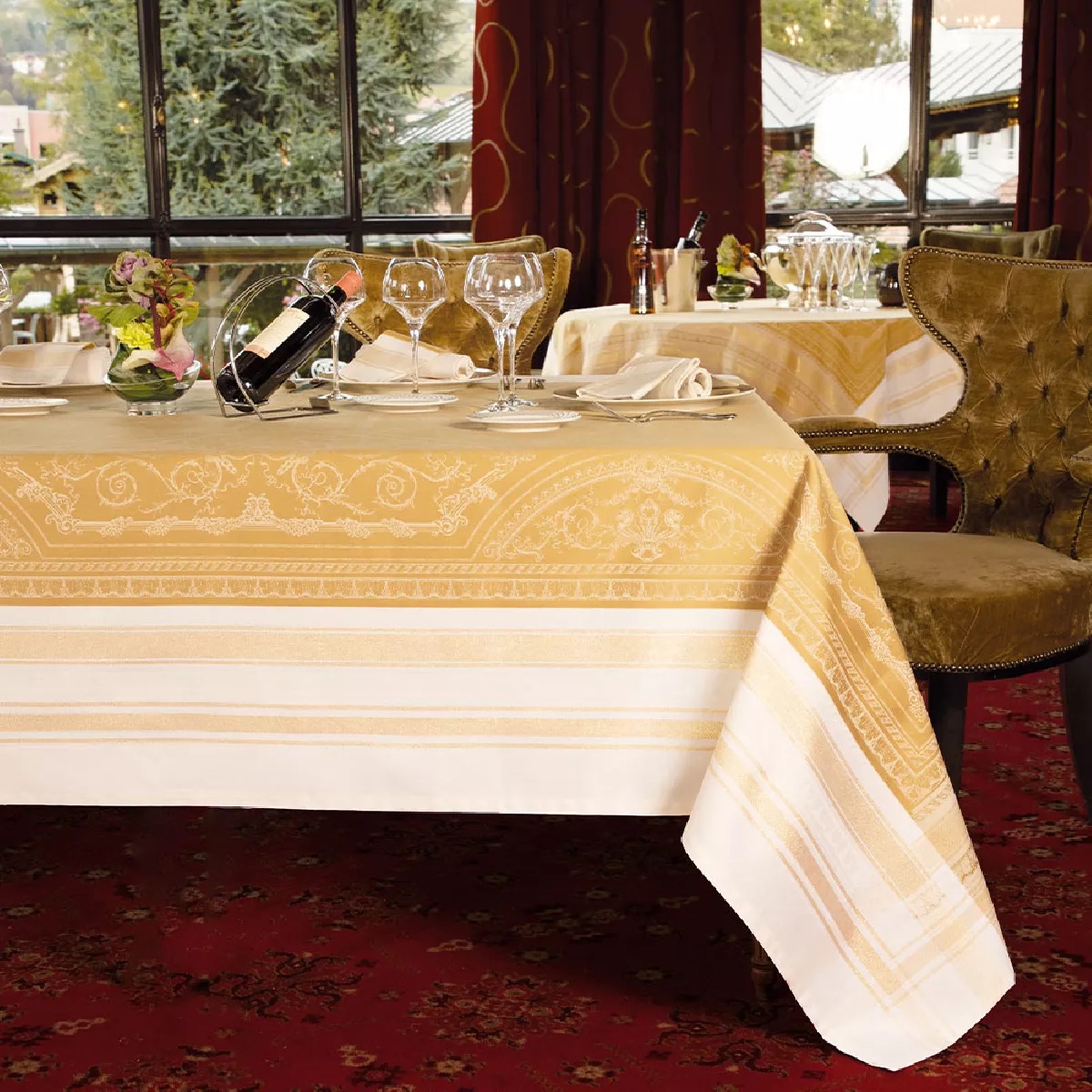 gold-coton-and-other-fibers-stain-repellent-tablecloth-galerie-royale-reflets-d-or (1)